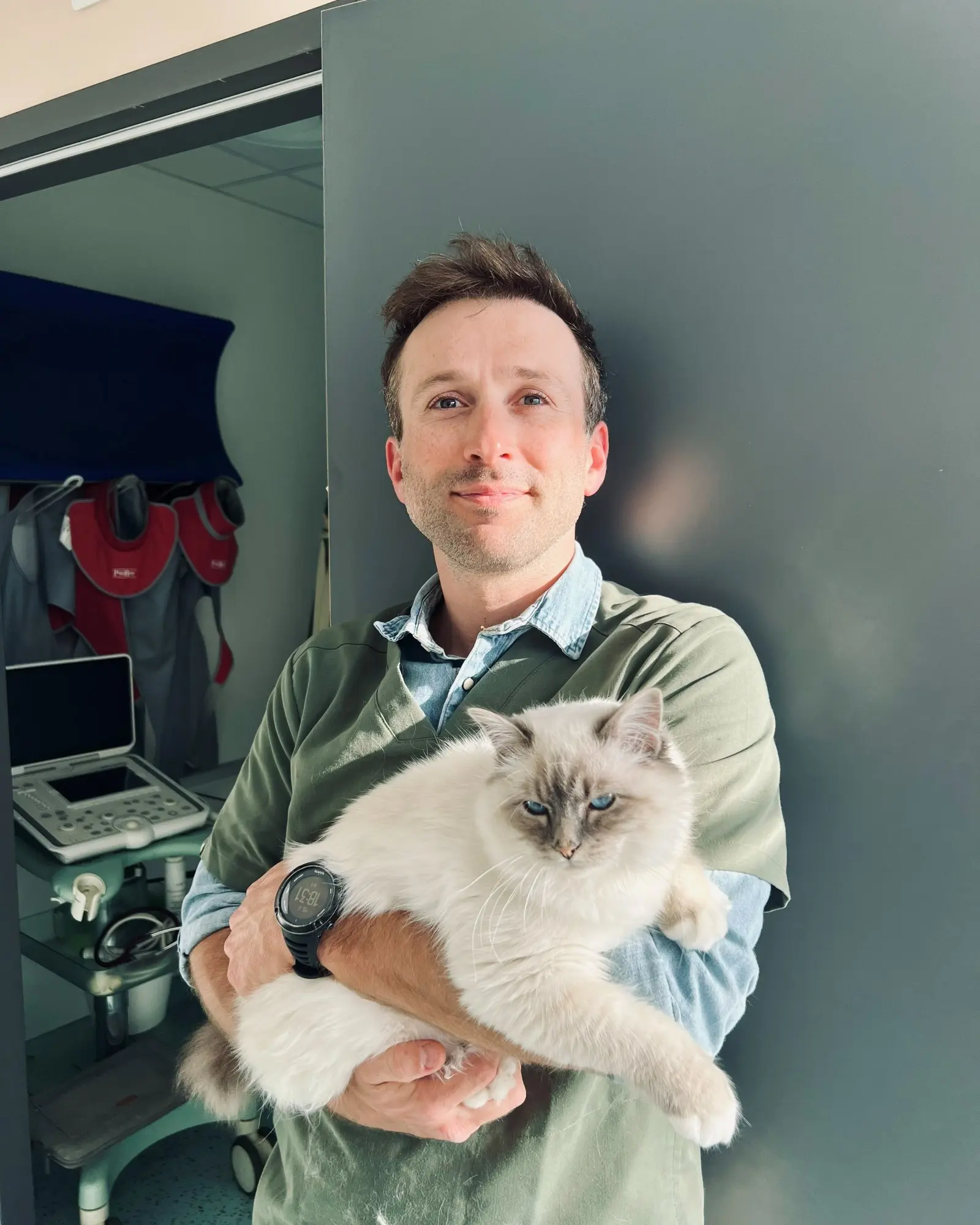 DrVet Mongin, vétérinaire, avec un chat, devant son échographe portable